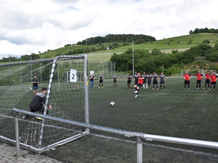 Impressionen des 8. Strahlemann Benefiz-Fußballcup 2019 – Teamwork für Bildung und Integration: ein Spieler beim Schuss