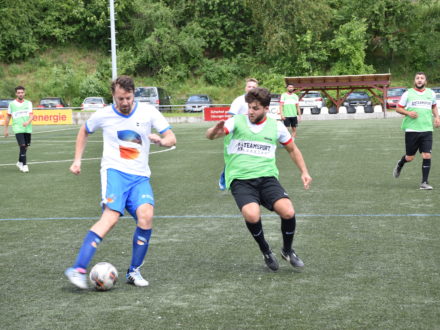 Impressionen des 8. Strahlemann Benefiz-Fußballcup 2019 – Teamwork für Bildung und Integration: Zwei Spieler im Zweikampf um den Ball