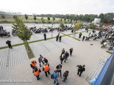 10. Jubiläumstour: die Teilnehmer auf dem Parkplatz von Jäger direkt