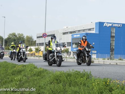 Die 10. Strahlemann Benefiz Motorradtour begann auf dem Gelände von Jäger direkt