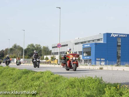 Jubiläumstour: In den Morgenstunden trafen sich die Teilnehmer mit 200 Bikes auf dem Gelände des Elektrozulieferers JÄGER DIREKT Jäger Fischer GmbH & Co. KG