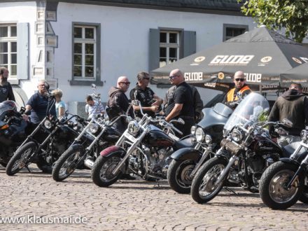 10. Strahlemann Benefiz - Motorradtour: Teilnehmer stehen neben ihren Motorrädern