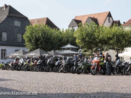 10. Strahlemann Benefiz - Motorradtour: Die Motorräder stehen ordentlich geparkt auf einem Platz