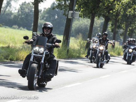 10. Strahlemann Benefiz - Motorradtour: Einigge Teilnehmer fahren mit ihren Motorrädern eine Allee entlang