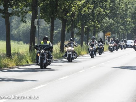 10. Strahlemann Benefiz - Motorradtour: Einigge Teilnehmer fahren mit ihren Motorrädern eine Allee entlang