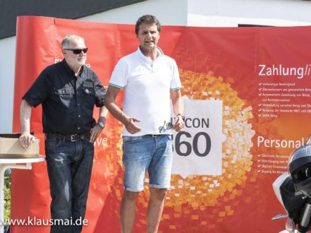 Impressionen der Jubiläumstour - Franz Josef Fischer mit einem der Teilnehmer