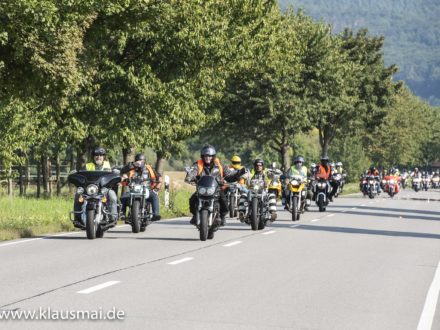 Impressionen der 10. Strahlemann Benefiz -Motorradtour: Einige Teilnehmer auf der Straße