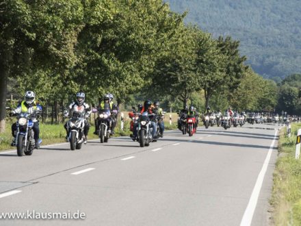 Impressionen der 10. Strahlemann Benefiz -Motorradtour: Die Teilnehmer auf der Straße