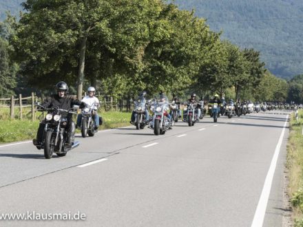 Impressionen der 10. Strahlemann Benefiz -Motorradtour: Die Teilnehmer auf der Straße