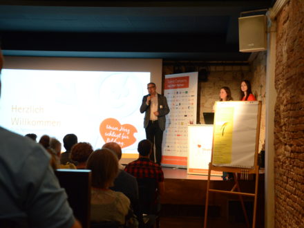 Gruppenbild - Strahlemann Netzwerktreffen 2019 : Franz-Josef Fischer Geschäftsführender Vorstandsvorsitzender der Strahlemann Stiftung, Celina Fischer Marketingmanagerin bei Strahlemann und Annabel Lies Büroleitung der Strahlemann Geschäftsstelle Heppenheim