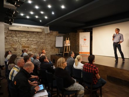 Strahlemann Netzwerktreffen 2019 - Die Gäste hören einen Vortrag