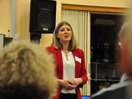 Carolin Guthier, Botschafter der Bergstraße und ehemalige Deutsche Weinprinzessin hält eine Rede anlässlich der Eröffnung der Talent Company an der MPS Gadernheim
