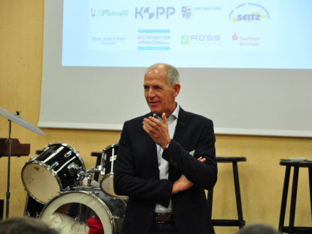 Achim Kopp von Kopp Schleiftechnik aus Winterkasten hält eine Rede anlässlich der Eröffnung der 38. Talent Company an der MPS Gadernheim