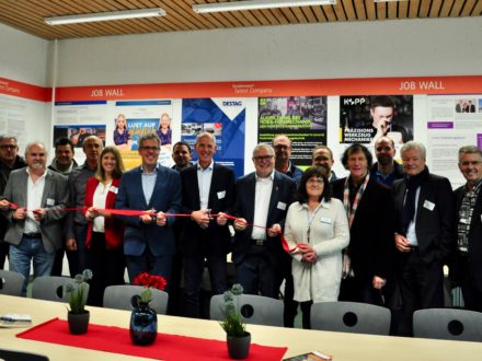 Erste Reihe: Alwin Zeiß, Schulleiter der MPS, Carolin Guthier, Botschafter der Bergstraße und ehemalige Deutsche Weinprinzessin, Botschafterin der Bergstraße und ehemalige Deutsche Weinprinzessin, Landrat Christian Engelhardt, Achim Kopp von Kopp Schleiftechnik aus Winterkasten und Franz-Josef Fischer bei der Eröffnung der Talent Company an der MPS Gadernheim