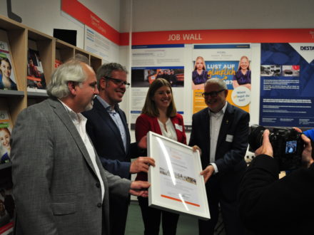 Schulleiter Alwin Zeiß, Landrat Christian Engelhardt, Carolin Guthier, Botschafterin der Bergstraße und ehemalige Deutsche Weinprinzessin und Franz-Josef Fischer bei der feierlichen Eröffnung der Talent Company an der MPS Gadernheim