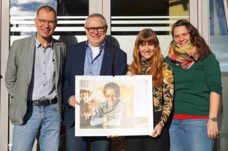Gemeinsame Unterstützung für Kinder und Jugendliche in Äthiopien - Kalenderübergabe gemeinsam mit Ralf Tepel, Karl Kübel Stiftung und Franz-Josef Fischer und Annabel Lies, Strahlemann-Stiftung