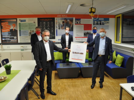 Eröffnung der Talent Company an der Eugen-Bachmann-Schule in Wald-Michelbach - Urkundenübergabe