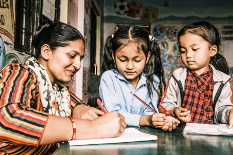Nachhaltige Bildungschancen für die Kinder in Nepal mit dem Strahlemann-Kalender 2023