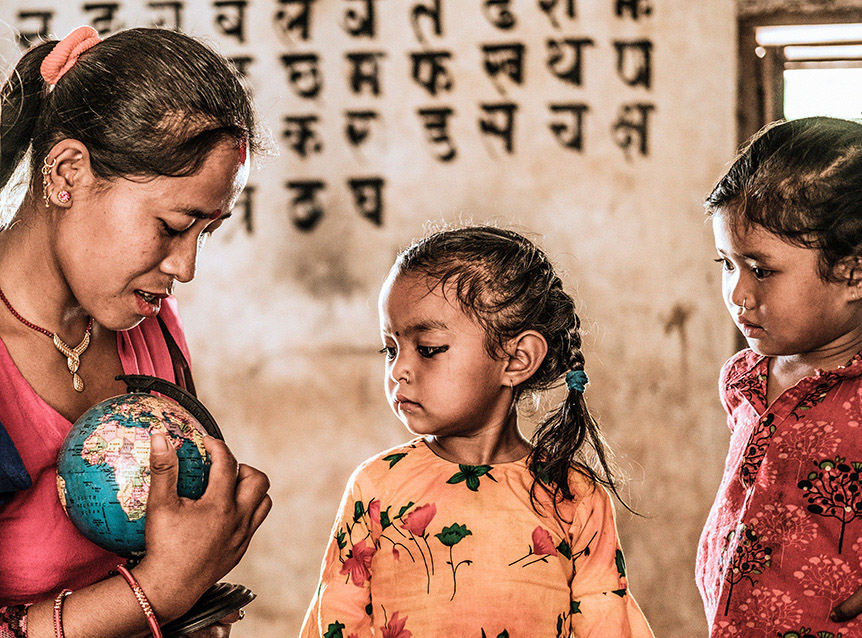 Strahlemann-Kalender 2023 Nepal  - Lehrerin mit Kindern