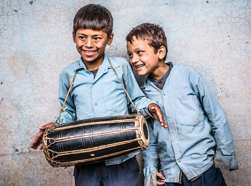 Strahlemann-Kalender 2023 Nepal  -  Jungs mit Trommel